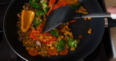 Lezzetli taze sebzeler tavada pişirilir, evdeki vejetaryenler için yemek. Sebze, Biyolojik Ürün, Mantar, Brokoli, Renkli Lahana, Havuç, Mısır, Paprika.