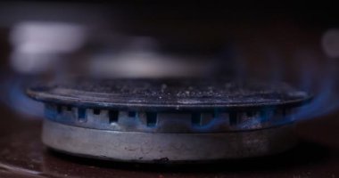 Gaz sobası yanarken çok yakından görüntülenir, kontrol edilir ve kapanır. Konsept: Gaz, Soba, Mutfak.