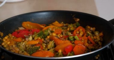 Lezzetli taze sebzeler tavada pişirilir, evdeki vejetaryenler için yemek. Sebze, Biyolojik Ürün, Mantar, Brokoli, Renkli Lahana, Havuç, Mısır, Paprika.