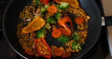 Lezzetli taze sebzeler tavada pişirilir, evdeki vejetaryenler için yemek. Sebze, Biyolojik Ürün, Mantar, Brokoli, Renkli Lahana, Havuç, Mısır, Paprika.