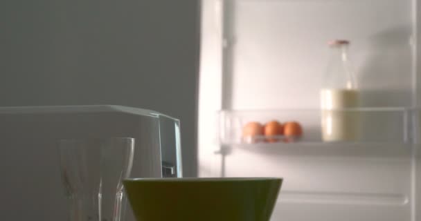在厨房里 一个男的 从冰箱里拿出食物 在烤面包机旁边准备早餐 然后把现成的烤面包机取出来 自制食品 — 图库视频影像