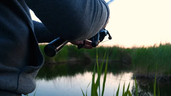 Hombre Naturaleza Pesca Descansa Lanza Cebo Río Gira Bobina Elevar —  Fotos de Stock