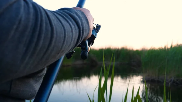 Homme Dans Nature Pêche Repose Jette Appât Dans Rivière Tourne — Photo