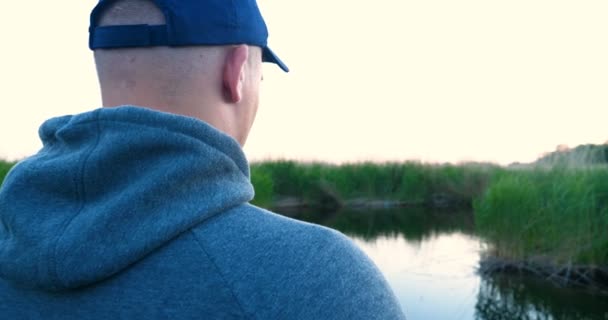 Ein Mann Der Natur Der Fischerei Ruht Wirft Den Köder — Stockvideo