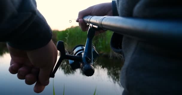 Hombre Naturaleza Pesca Descansa Lanza Cebo Río Gira Bobina Elevar — Vídeos de Stock