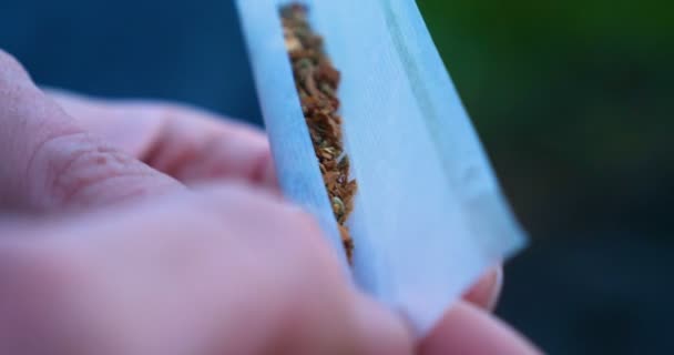 Man Gör Gemensamma Och Stash Marijuana Utanför Begreppet Rök Händer — Stockvideo