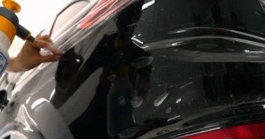 Ön (arka) far ve bamper üzerinde PPF kurulum işlemine yakın. PPF çizilmelere ve taş yongaları boya korumak bir boya koruma filmi. Kavramı: film, Araba, servis, Slow Mo