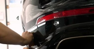 Ön (arka) far ve bamper üzerinde PPF kurulum işlemine yakın. PPF çizilmelere ve taş yongaları boya korumak bir boya koruma filmi. Kavramı: film, Araba, servis, Slow Mo