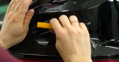 Ön (arka) far ve bamper üzerinde PPF kurulum işlemine yakın. PPF çizilmelere ve taş yongaları boya korumak bir boya koruma filmi. Kavramı: film, Araba, servis, Slow Mo
