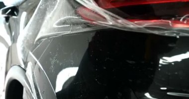 Ön (arka) far ve bamper üzerinde PPF kurulum işlemine yakın. PPF çizilmelere ve taş yongaları boya korumak bir boya koruma filmi. Kavramı: film, Araba, servis, Slow Mo
