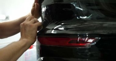 Ön (arka) far ve bamper üzerinde PPF kurulum işlemine yakın. PPF çizilmelere ve taş yongaları boya korumak bir boya koruma filmi. Kavramı: film, Araba, servis, Slow Mo