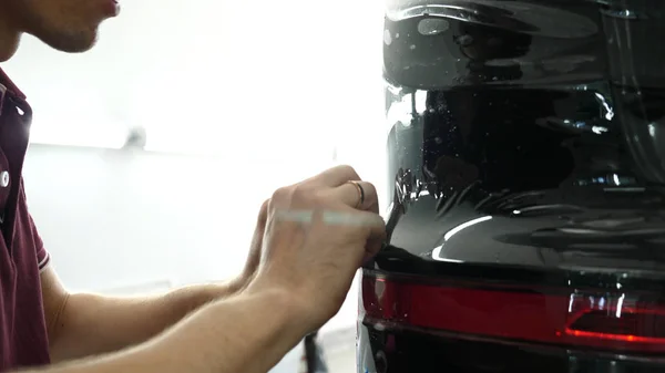 Ön (arka) far ve bamper üzerinde PPF kurulum işlemine yakın. PPF çizilmelere ve taş yongaları boya korumak bir boya koruma filmi. Kavramı: film, Araba, servis, Slow Mo