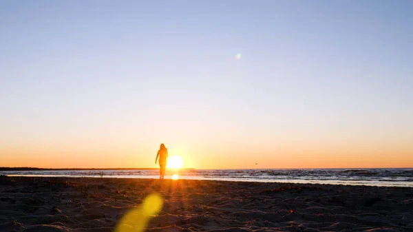 Young Woman Background Sunset Sun Seashore Does Exercises Exercised Running — Stock Photo, Image