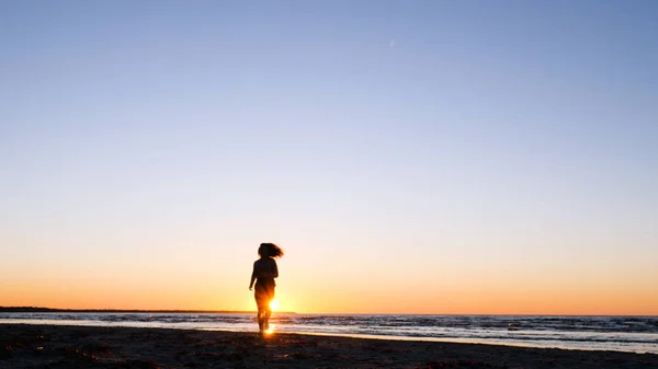 Young Woman Background Sunset Sun Seashore Does Exercises Exercised Running — Stock Photo, Image