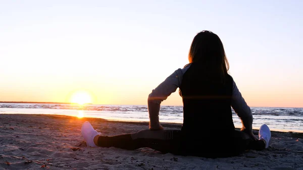 Young Woman Background Sunset Sun Seashore Does Exercises Exercised Running — Stock Photo, Image