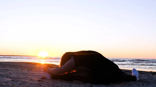 Young Woman Background Sunset Sun Seashore Does Exercises Exercised Running — Stock Photo, Image