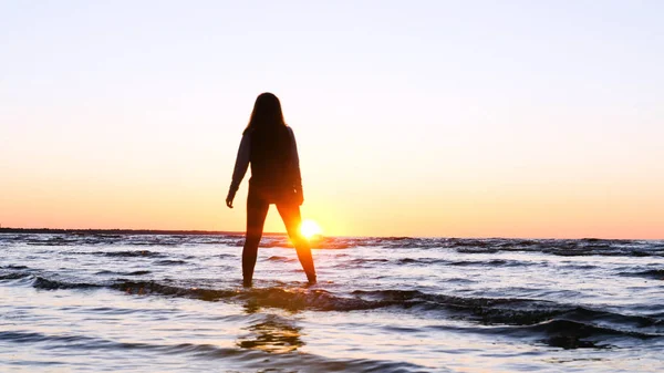 Young Woman Background Sunset Sun Seashore Does Exercises Exercised Running — Stock Photo, Image