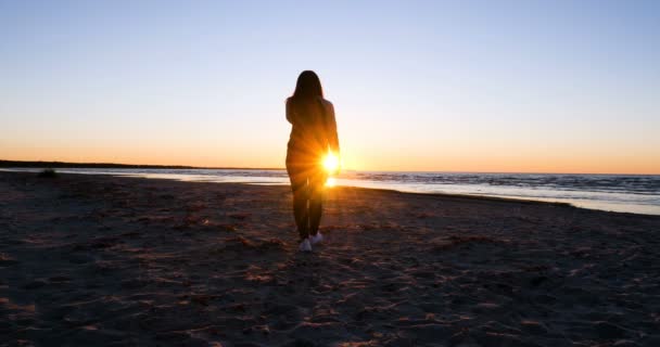 Ung Kvinna Bakgrunden Solnedgången Solen Stranden Gör Övningar Genom Att — Stockvideo