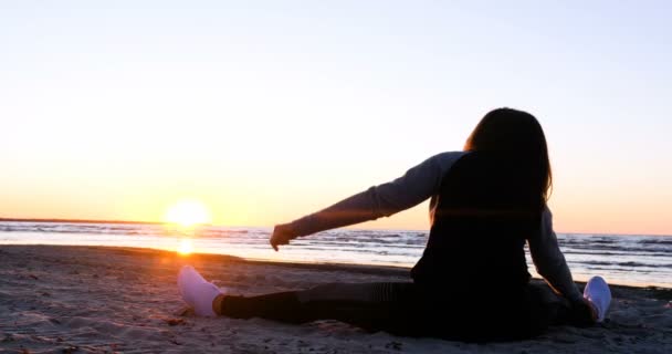 Een Jonge Vrouw Achtergrond Van Zonsondergang Doet Zon Aan Kust — Stockvideo