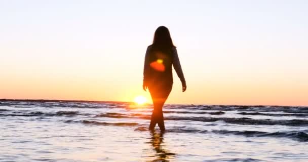해변의 편에서 여자는 달리고 늘어지고 졸면서 운동을 하는데 바다에 소녀는 — 비디오