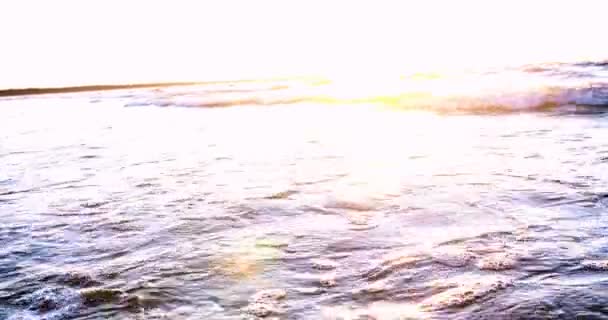 Piękny Ognisty Zachód Słońca Niebo Plaży Kompozycja Przyrody Fale Morskie — Wideo stockowe