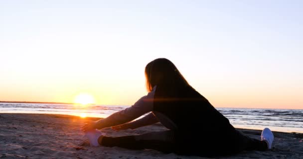 Une Jeune Femme Sur Fond Coucher Soleil Soleil Sur Bord — Video