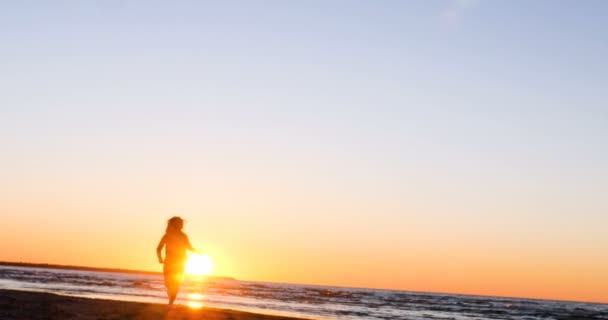 Young Woman Background Sunset Sun Seashore Does Exercises Exercised Running — Stock Video