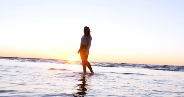 Een Jonge Vrouw Achtergrond Van Zonsondergang Doet Zon Aan Kust — Stockvideo