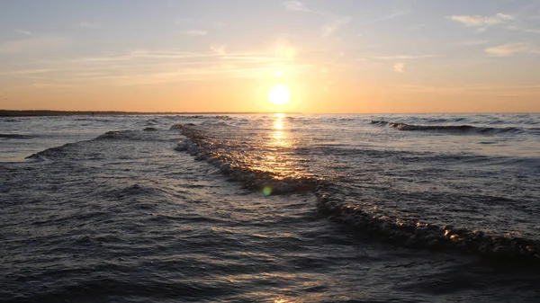 Hermoso Cielo Puesta Sol Ardiente Playa Composición Naturaleza Olas Del — Foto de Stock