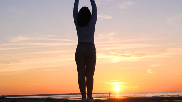 Young Woman Background Sunset Sun Seashore Does Exercises Exercised Running — Stock Photo, Image