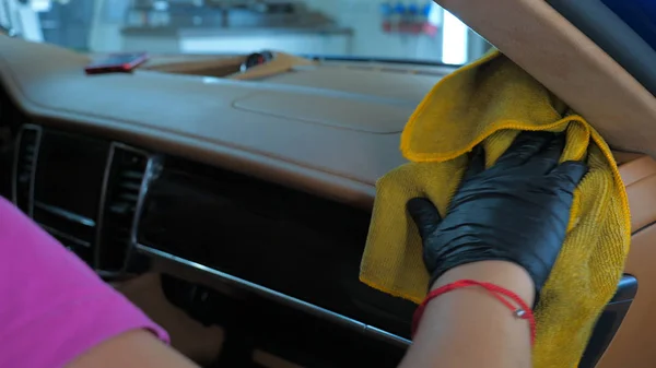 Araba Yıkamacıdaki Bir Kadın Özel Kimya Giysi Sünger Fırça Kullanarak — Stok fotoğraf