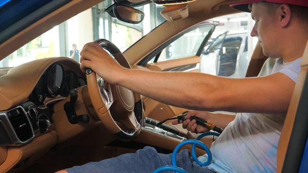 Homme Dans Voiture Sèche Intérieur Toutes Les Parties Voiture Aide — Photo