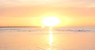 Denizin arka planında, güneş batar, gün batımında denizdeki dalgalar hızlanır. Kotsept of: Deniz, Okyanus, Zaman Alanı, Doğa, Özgürlük.