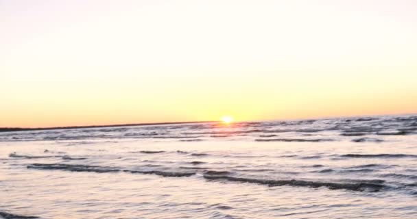 ビーチの美しい燃える夕日の空 自然の構成 砂浜の海の波 — ストック動画