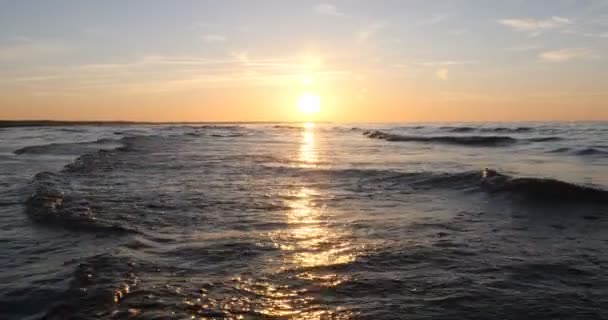 海辺で太陽が沈む夕日を背景に若い女性がランニング ストレッチ 海の少女はヨガをします 肖像画 スローモーション — ストック動画
