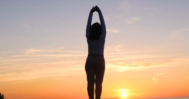 Uma Jovem Fundo Pôr Sol Sol Praia Faz Exercícios Exercidos — Vídeo de Stock