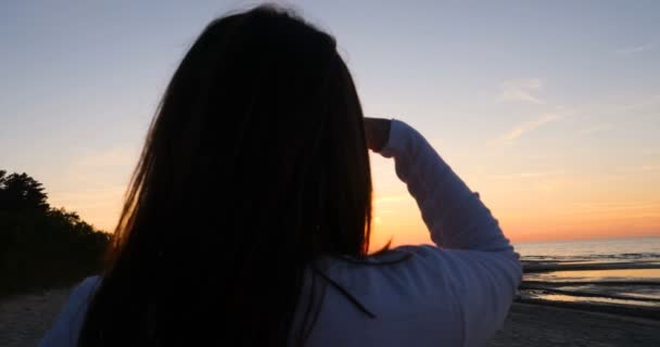 Ung Kvinna Bakgrunden Solnedgången Solen Stranden Gör Övningar Genom Att — Stockvideo