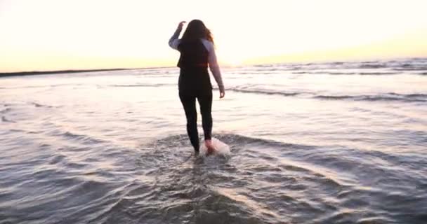 Μια Νεαρή Γυναίκα Στο Φόντο Του Ηλιοβασιλέματος Ήλιος Στην Παραλία — Αρχείο Βίντεο