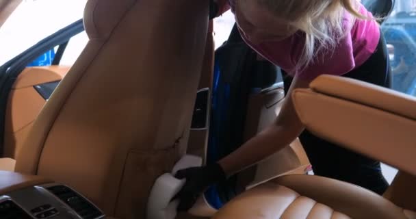 Araba Yıkamacıdaki Bir Kadın Özel Kimya Giysi Sünger Fırça Kullanarak — Stok video