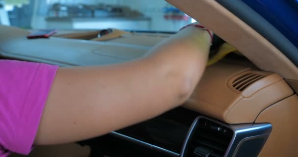 Een Vrouw Een Carwash Doet Een Volledige Stomerij Van Alle — Stockvideo