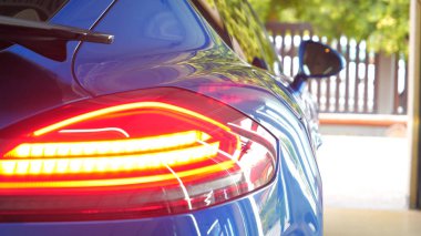 Garajda (Servis) bir adam çantasını salona koyar (bagajda), araba alarmını kontrol eder ve kapatır. Bir adam yeni bir arabanın bagajını ve kapısını açıyor. Yavaş çekim, araba dükkanı, adam.