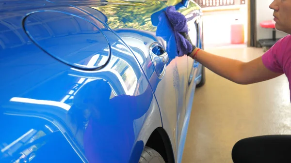 Uma Mulher Uma Lavagem Carro Faz Uma Limpeza Seco Completa — Fotografia de Stock