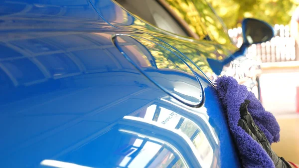 Kobieta Myjni Samochodowej Wykonuje Pełne Pranie Sucho Wszystkich Części Samochodu — Zdjęcie stockowe