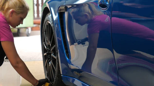 Uma Mulher Uma Lavagem Carro Faz Uma Limpeza Seco Completa — Fotografia de Stock