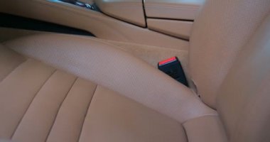 Araba yıkamacıdaki bir kadın özel kimya, giysi, sünger ve fırça kullanarak arabanın tüm parçalarını kuru temizlemeye verir. Tam araba temizliği, kuru temizleme, profesyonel hizmet. Araba, iş.