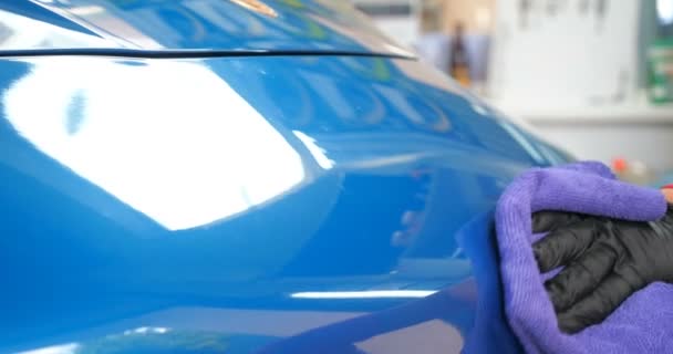 Женщина Автомойке Делает Полную Химчистку Частей Автомобиля Используя Специальную Химию — стоковое видео