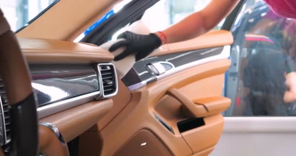 車の洗浄で女性は特別な化学 スポンジおよびブラシを使用して車のすべての部分の完全な乾燥クリーニングを行う コンセプト フルカークリーニング ドライクリーニング プロフェッショナルサービス — ストック動画
