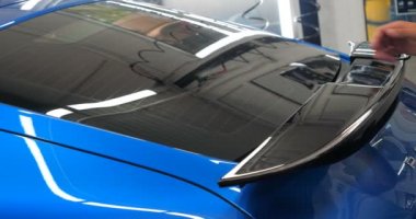 Garajda (Servis) bir adam çantasını salona koyar (bagajda), araba alarmını kontrol eder ve kapatır. Bir adam yeni bir arabanın bagajını ve kapısını açıyor. Yavaş çekim, araba dükkanı, adam.