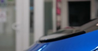 Garajda (Servis) bir adam çantasını salona koyar (bagajda), araba alarmını kontrol eder ve kapatır. Bir adam yeni bir arabanın bagajını ve kapısını açıyor. Yavaş çekim, araba dükkanı, adam.