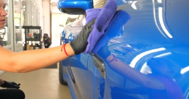 車の洗浄で女性は特別な化学 スポンジおよびブラシを使用して車のすべての部分の完全な乾燥クリーニングを行う コンセプト フルカークリーニング ドライクリーニング プロフェッショナルサービス — ストック動画